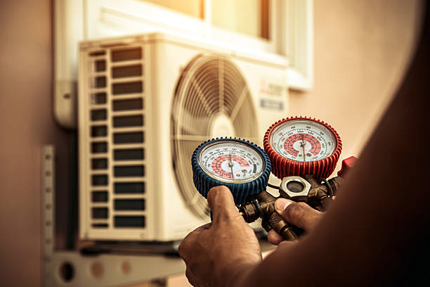 Professional Hvac technician working in Texas, TX